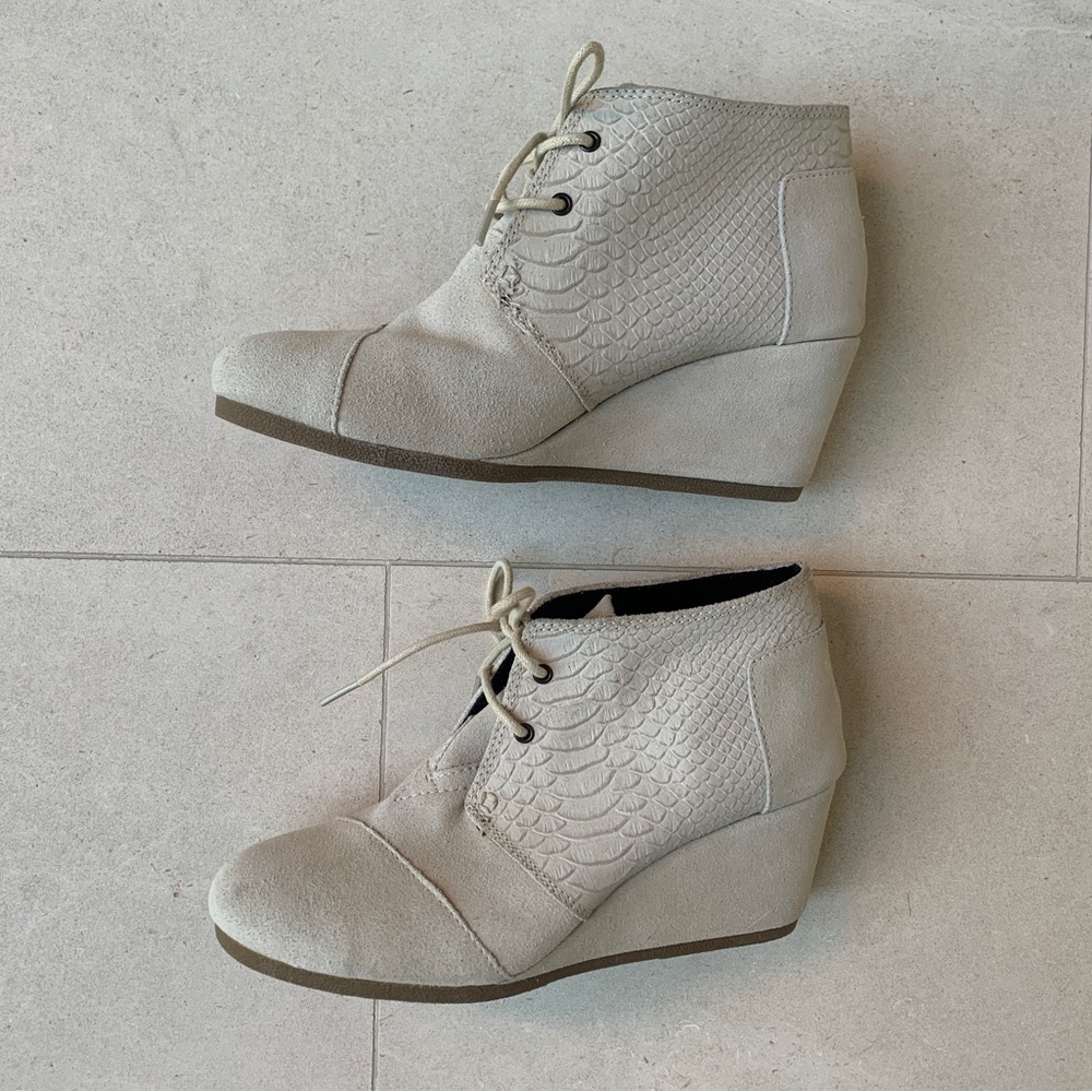NWOT Toms Suede Booties Size 9